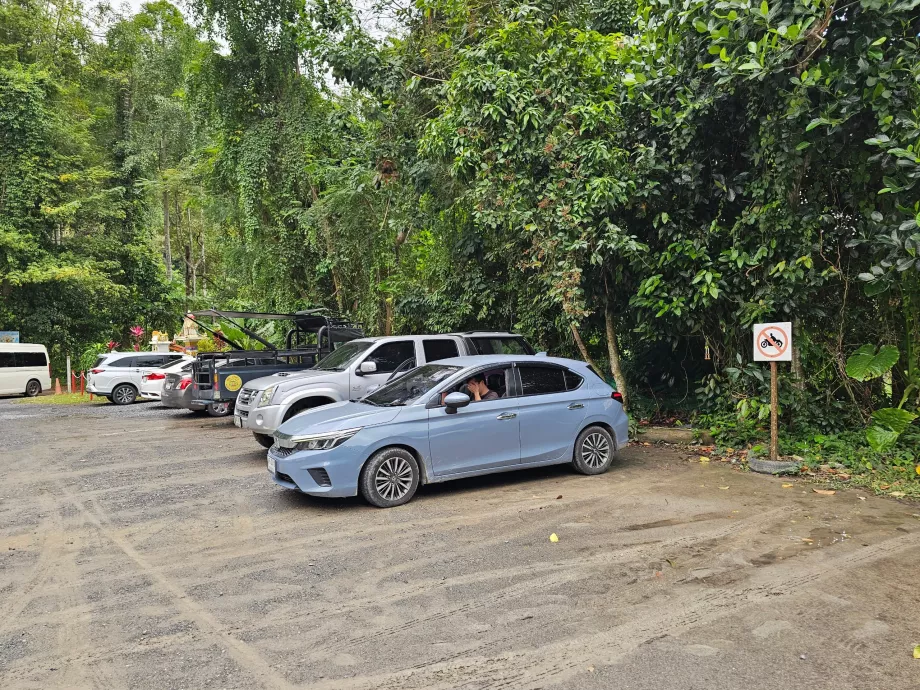 Parking przy wodospadzie Na Muang 1
