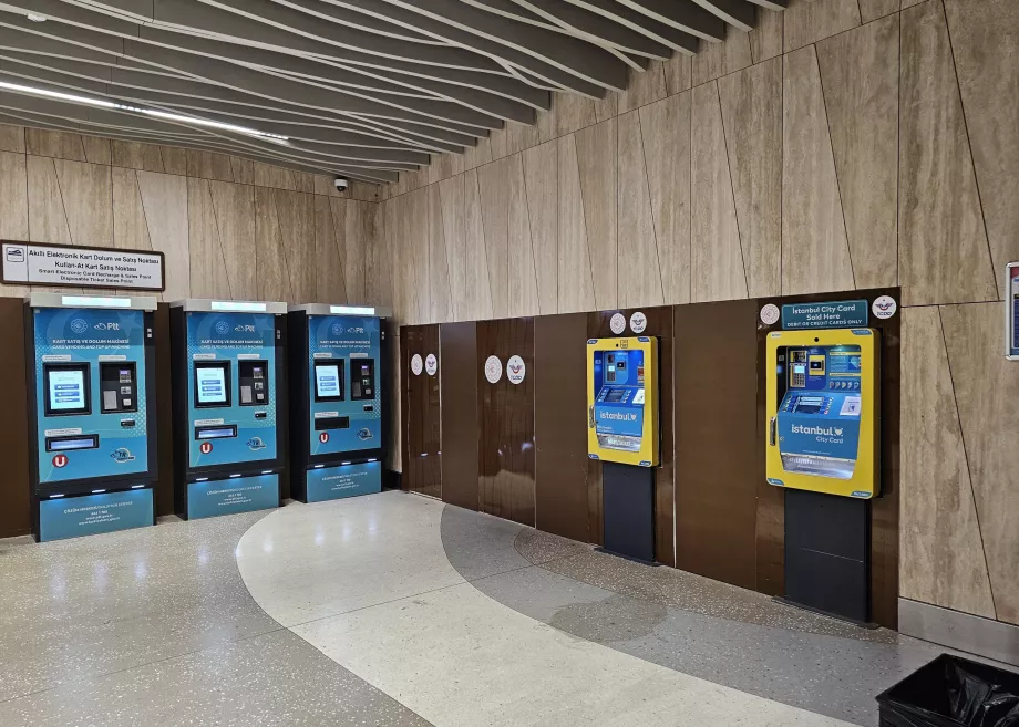 Automaty biletowe w metrze. Żółty dla kart Istanbulkart, niebieski dla kart PTT