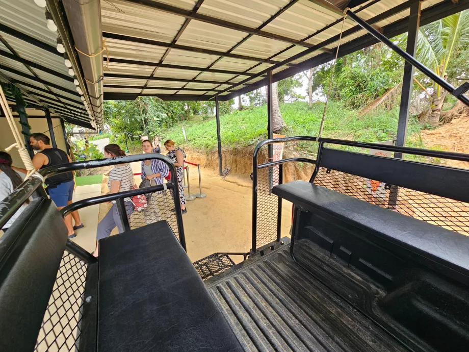 Transport jeepami do Overlap Stone 2