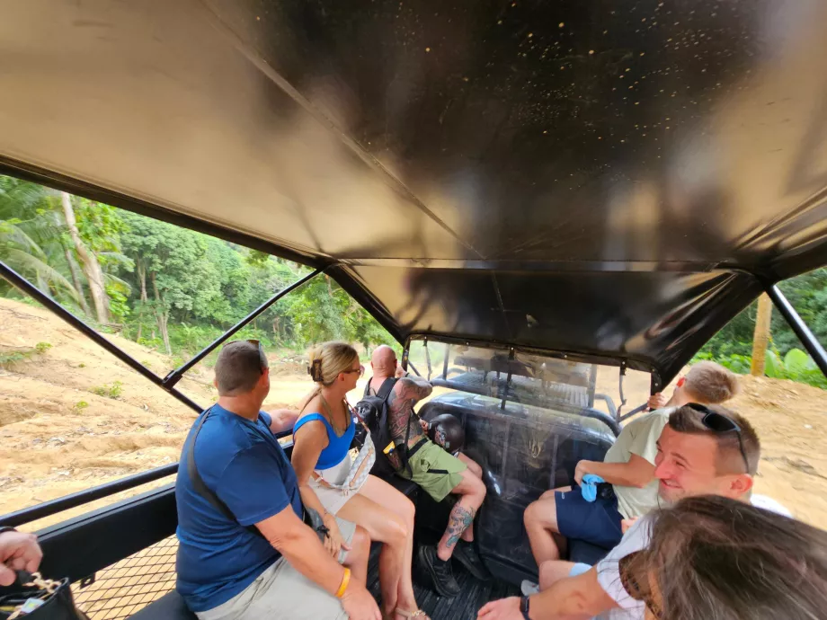 Transport jeepami do Overlap Stone 2