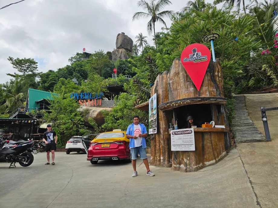 Kasa i parking przy Overlap Stone 1