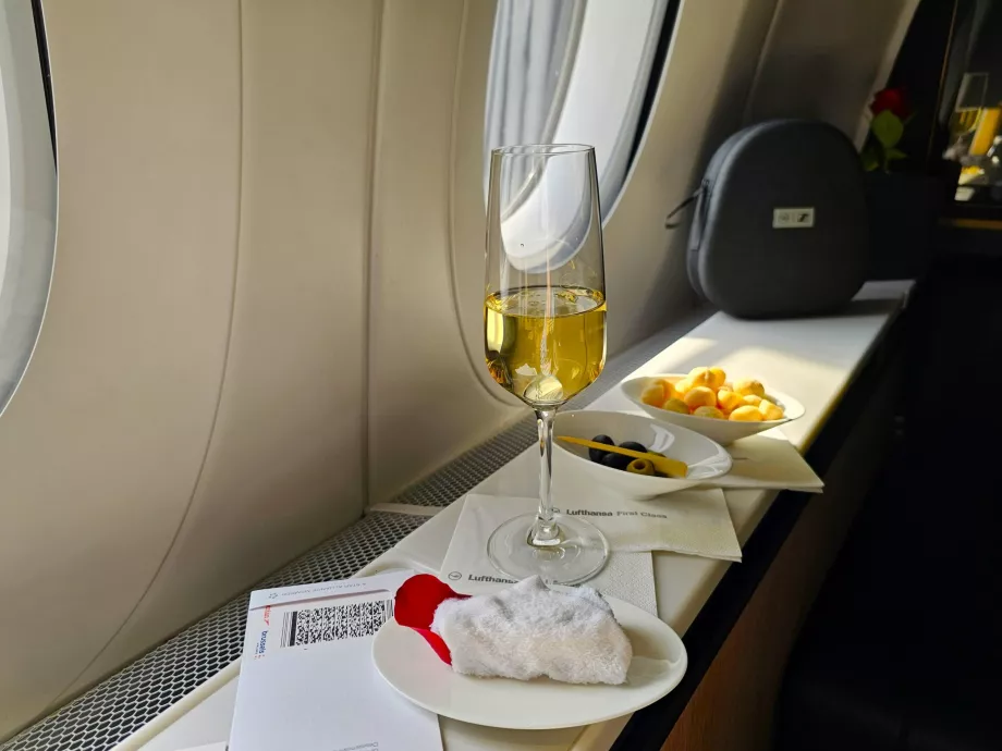 Napój powitalny, orzechy makadamia i oliwki