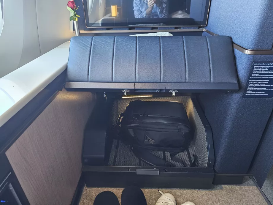 Schowek w podnóżku