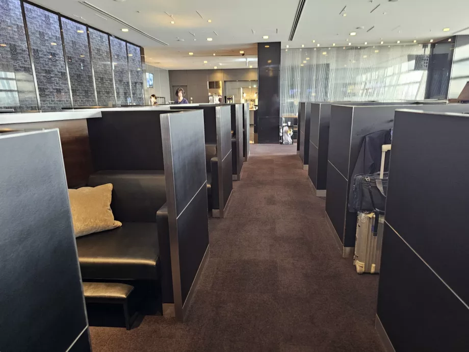 Fotele imitujące pierwszą klasę ANA