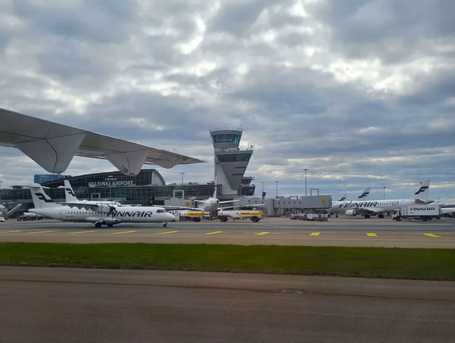 Samolot linii Finnair na lotnisku w Helsinkach