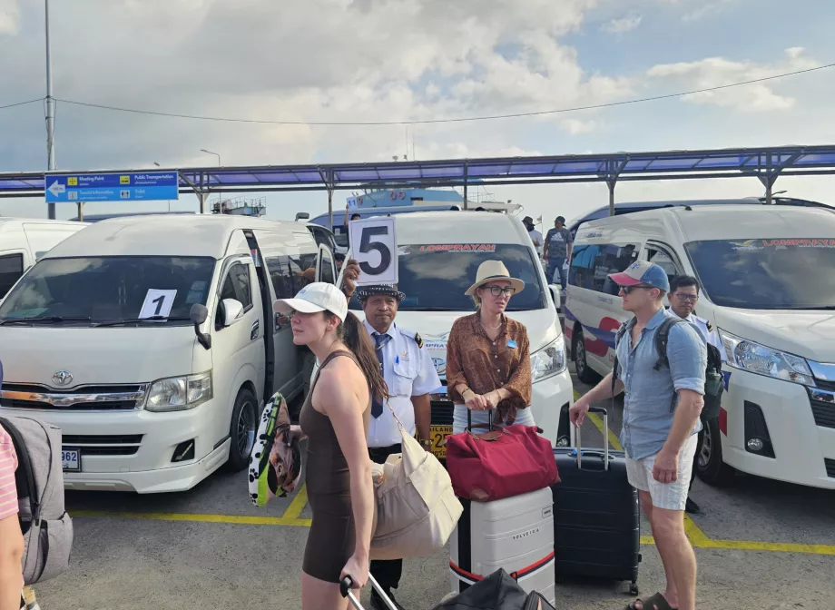 Minivany na molo w Nathon