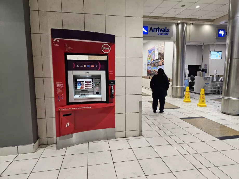 Bankomat w hali przylotów