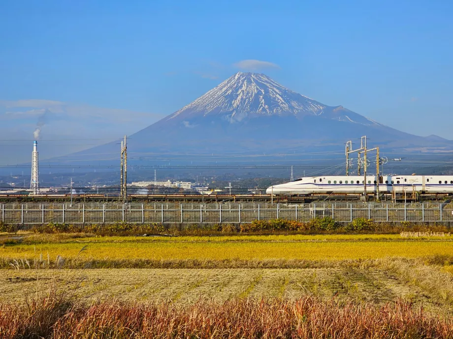 Shinkansen z górą Fuji w tle