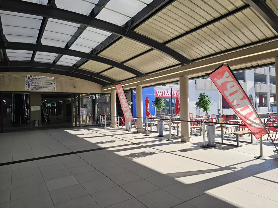 Wimpy w budynku naprzeciwko terminalu