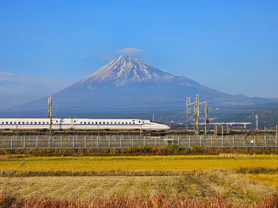 Shinkansen z górą Fuji w tle