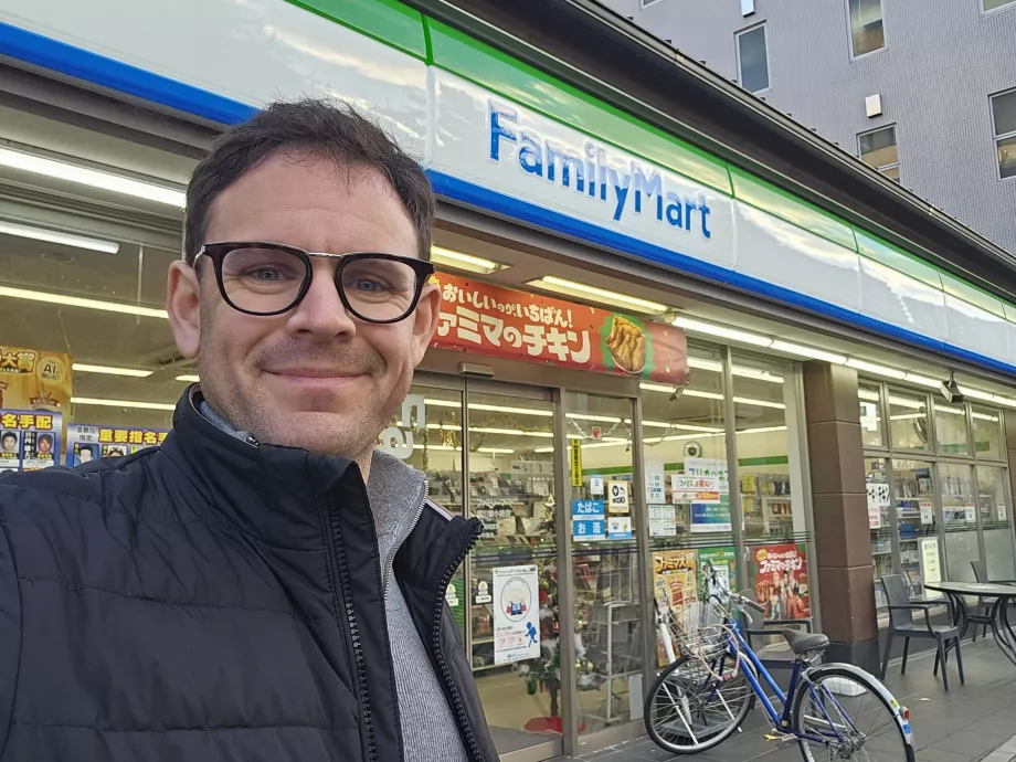 Ja przed Family Mart