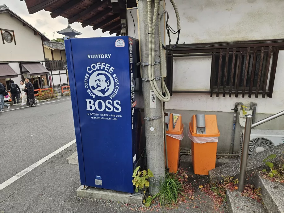 Pojemnik na plastikowe butelki przy dystrybutorze napojów