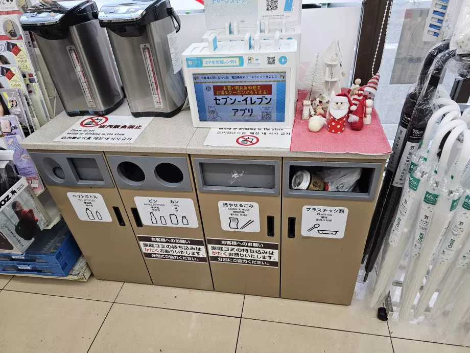 Kosze na śmieci w minimarketach