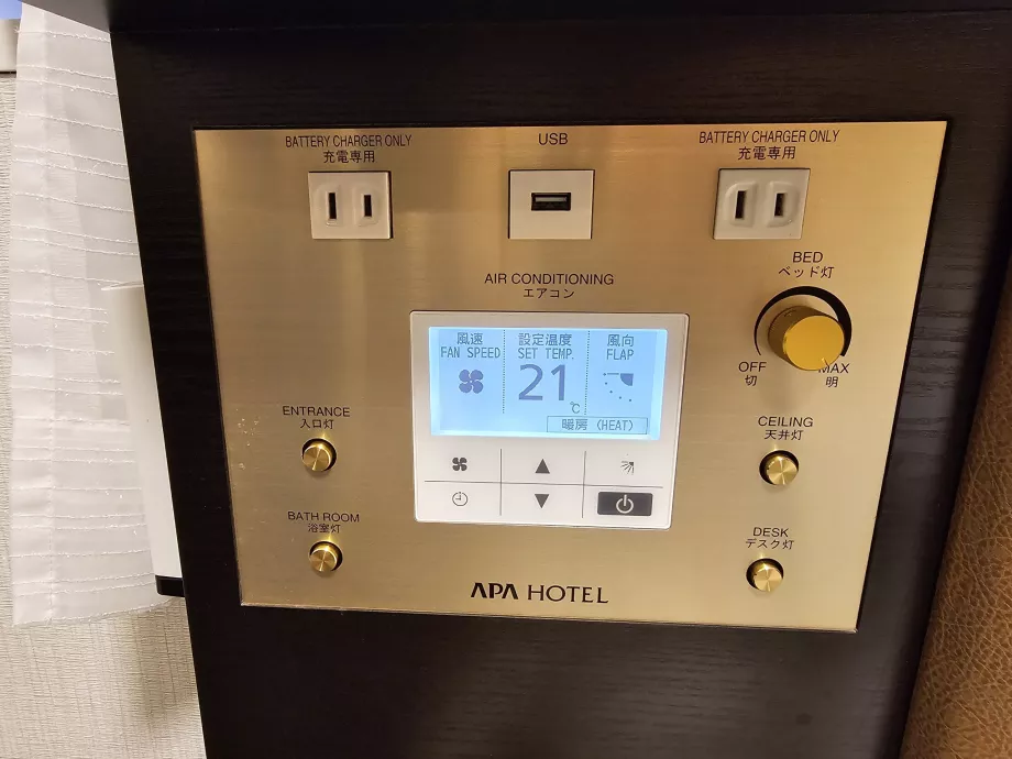 Gniazdka elektryczne, wtyczki USB i klimatyzacja w APA Hotel