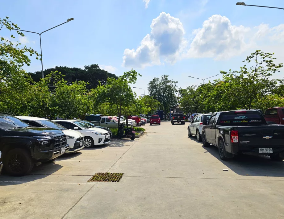 Parking na przystani, odbiór wypożyczonego samochodu