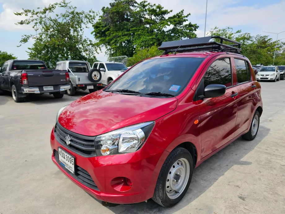 Wypożyczony samochód na parkingu w marinie