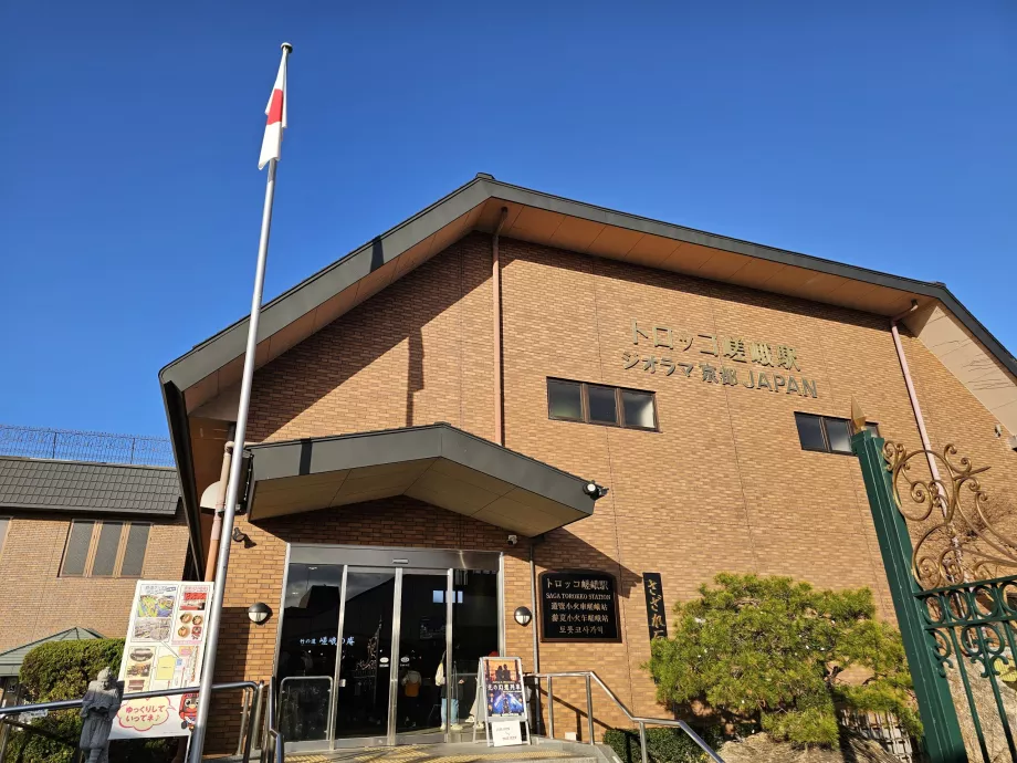 Romantyczna stacja kolejowa Sagano