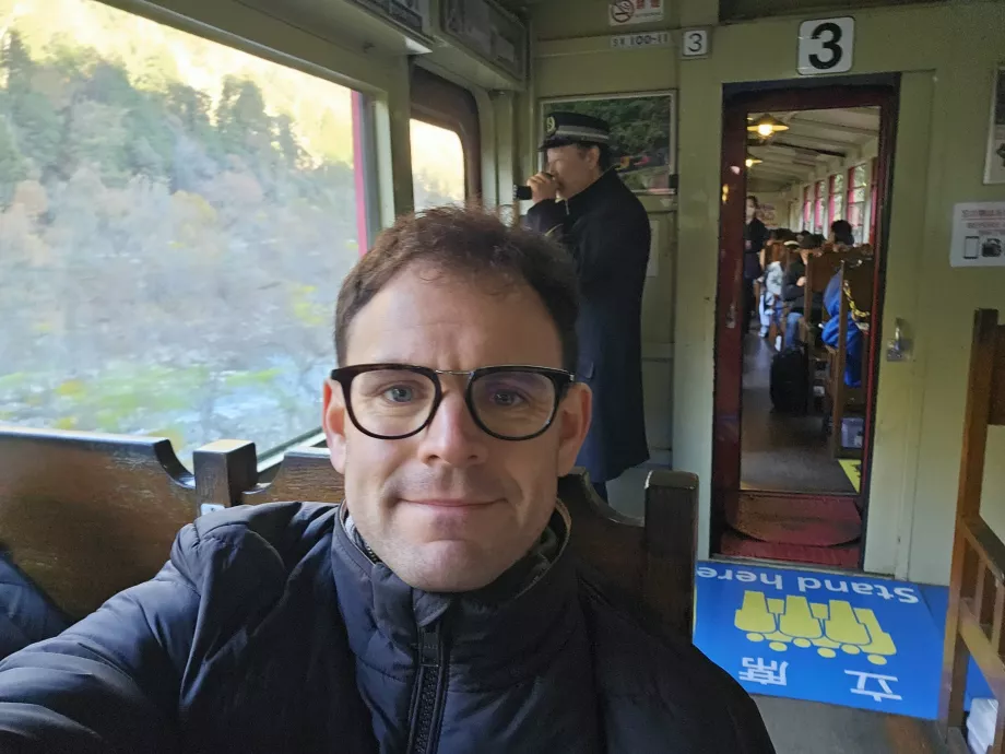 Ja w romantycznym pociągu Sagano