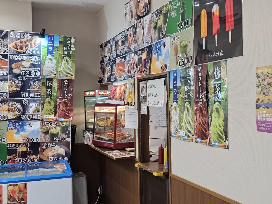 Sklep z napojami w marinie