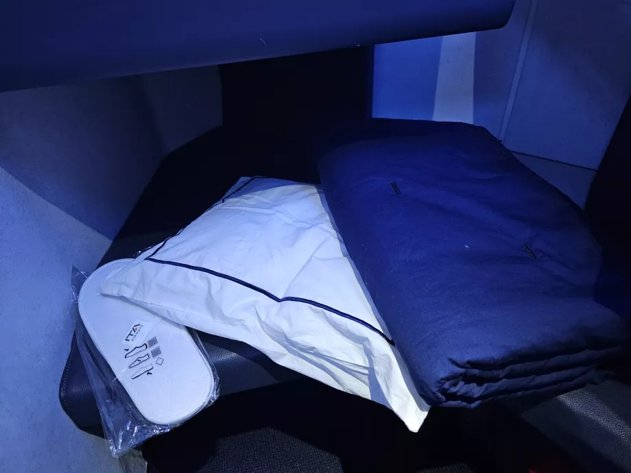 Poduszka, koc i kapcie