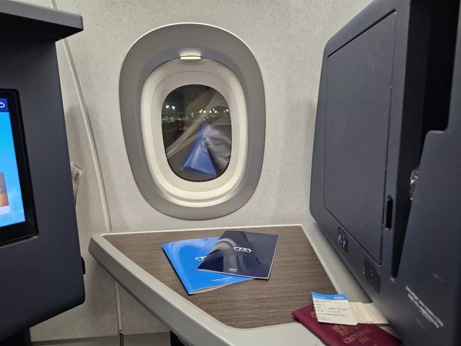 Stolik i zamknięty schowek z lustrem