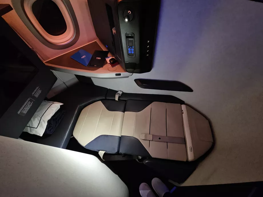 Sofa rozłożona w łóżko