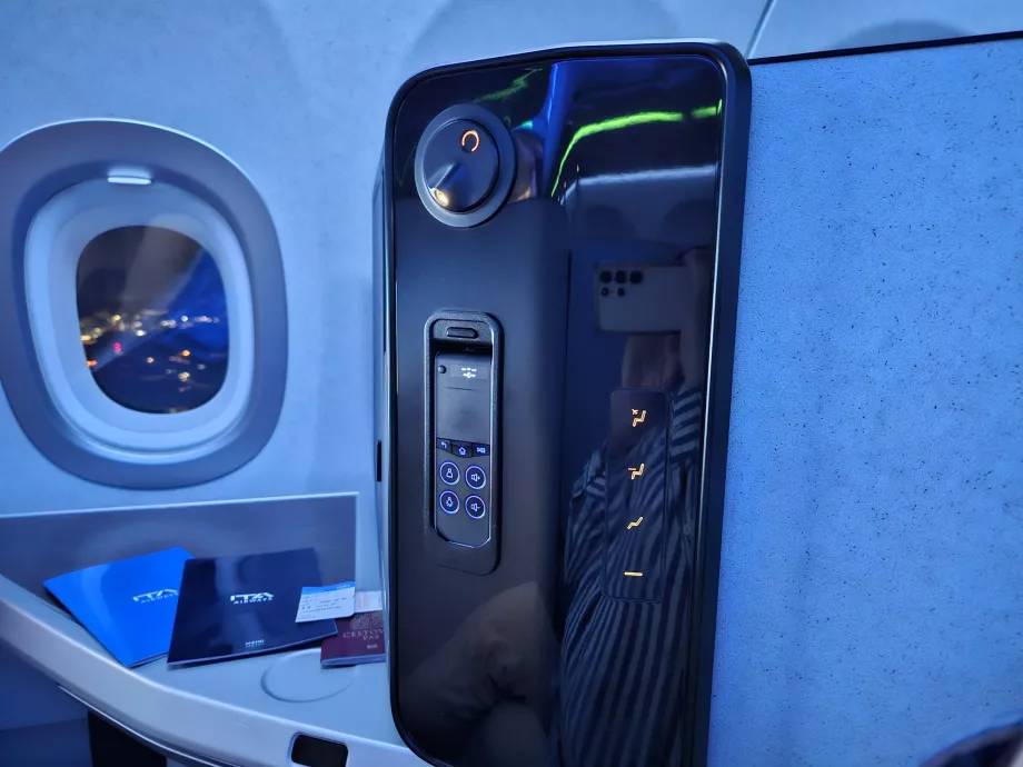 Panel fotela - sterowanie fotelem, lampka i sterowanie IFE