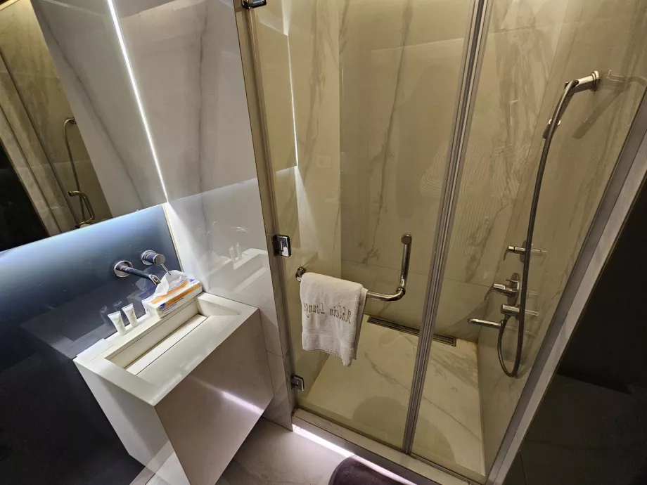 Ahlein Lounge, prysznic