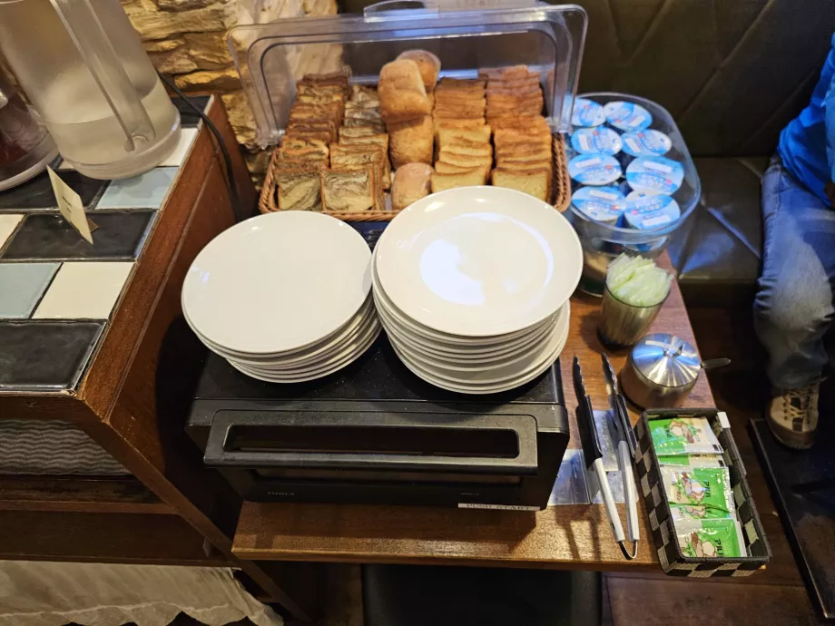 Śniadanie - wypieki i jogurt