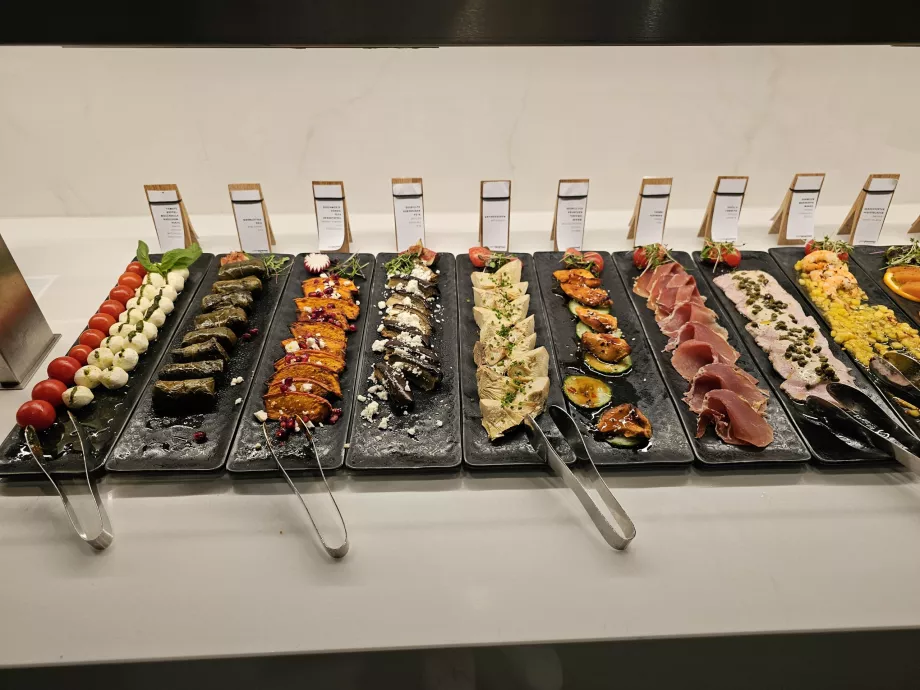 Salon pierwszej klasy (terminal główny) - zimna kuchnia