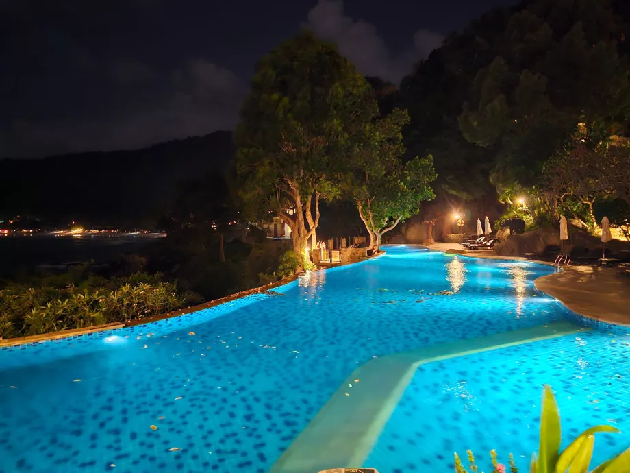 Duży basen hotelowy