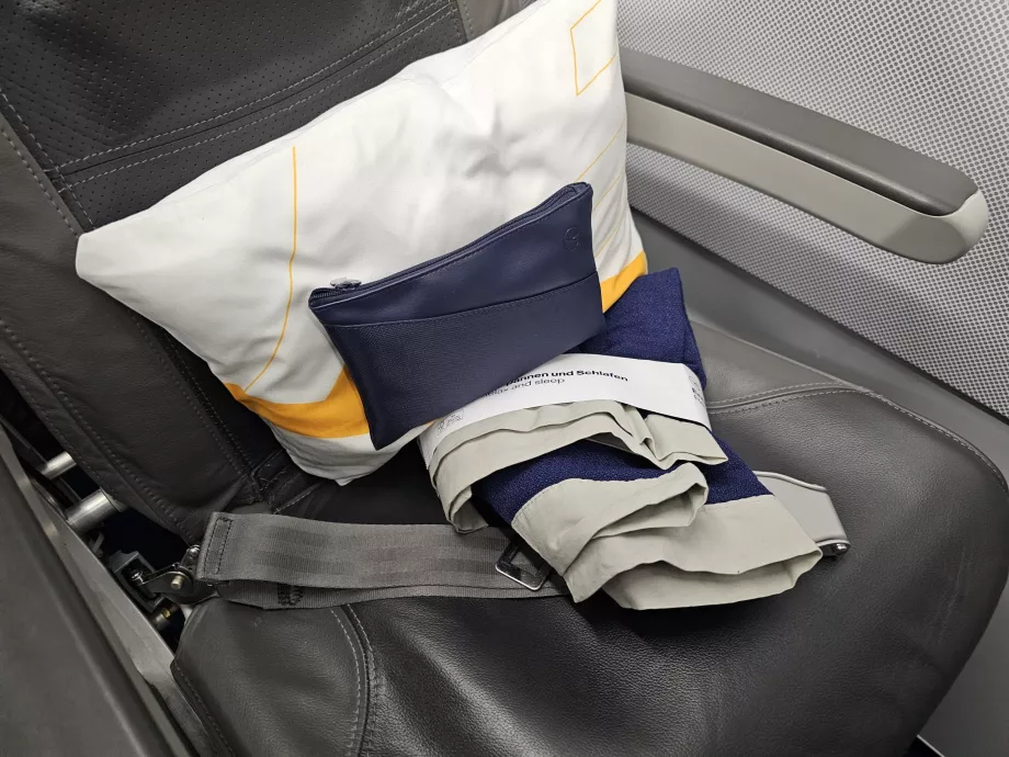 Poduszka, zestaw udogodnień, koc