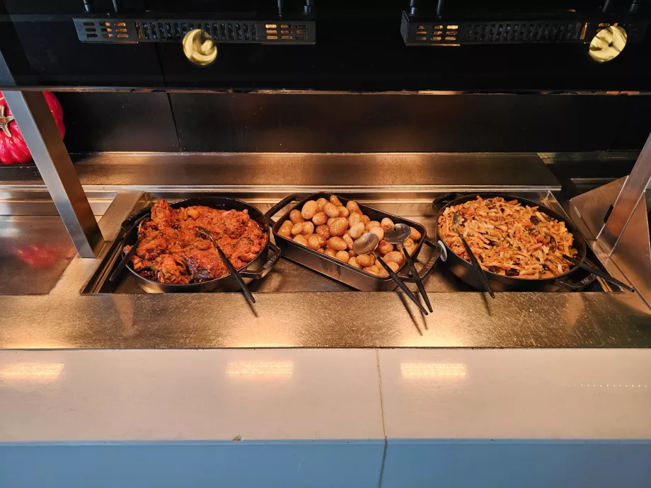Gorące posiłki podczas lunchu