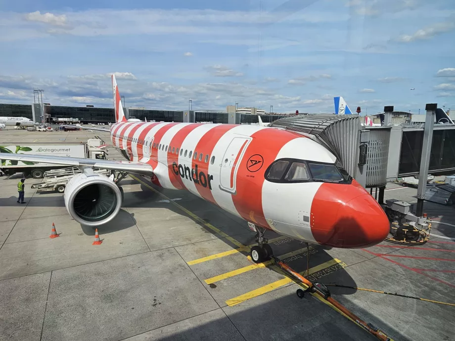 Czerwony Airbus A320 Condor