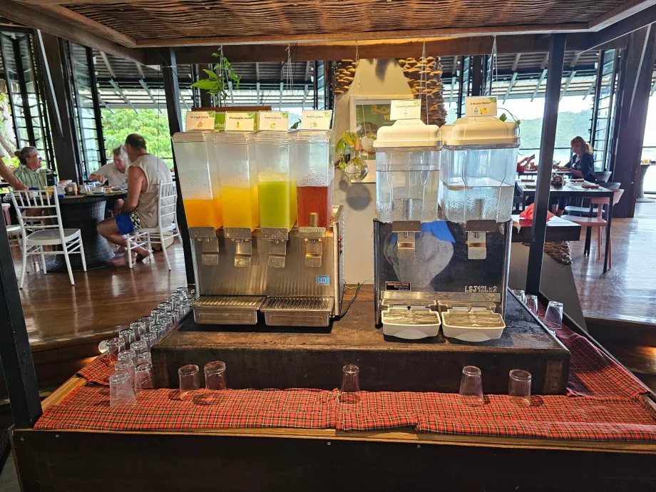 Śniadanie: woda i soki owocowe