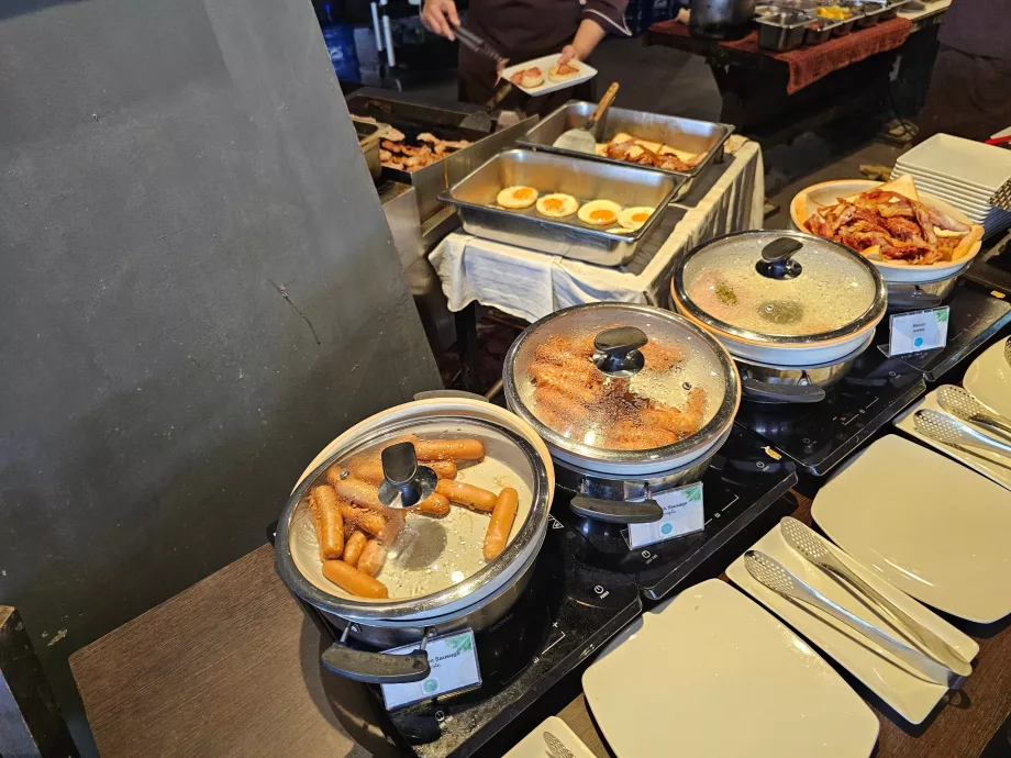 Śniadanie: jedzenie na ciepło