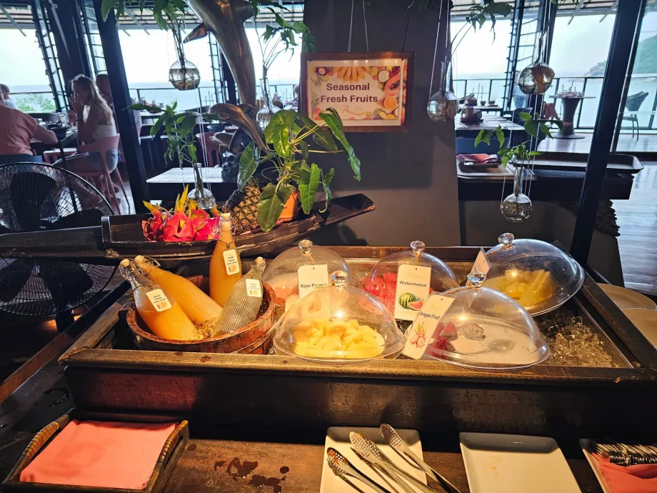 Śniadanie: soki i świeże