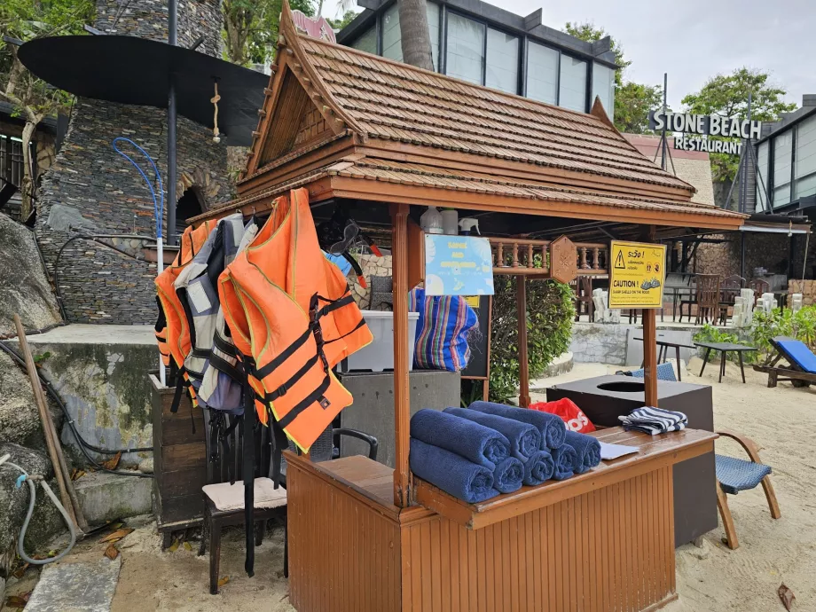 Wypożyczalnia ręczników na hotelowej plaży