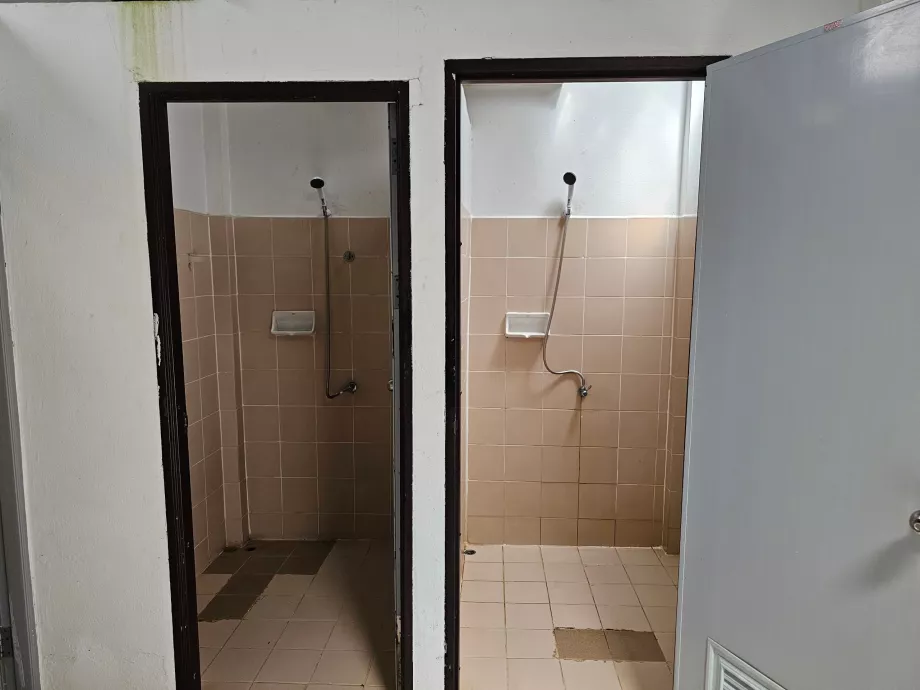 Bezpłatne prysznice przy wodospadzie Phaeng Noi