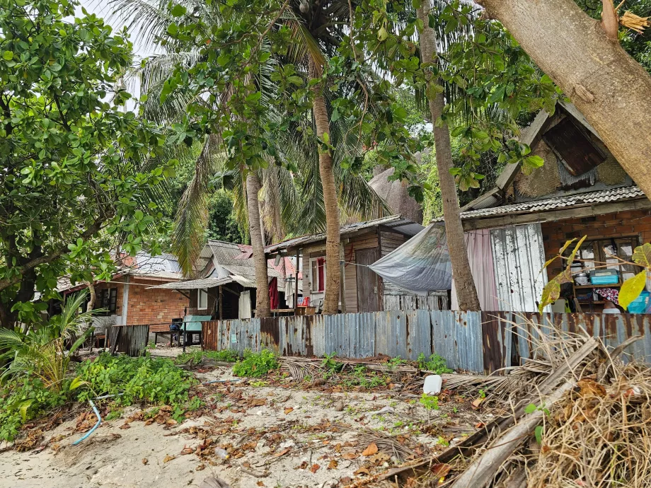 Plaża Rin Nai, slumsy przy plaży