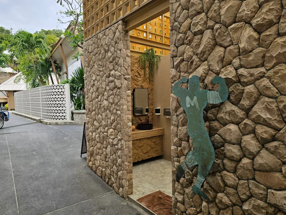 Plaża Rin Nai, bezpłatne toalety