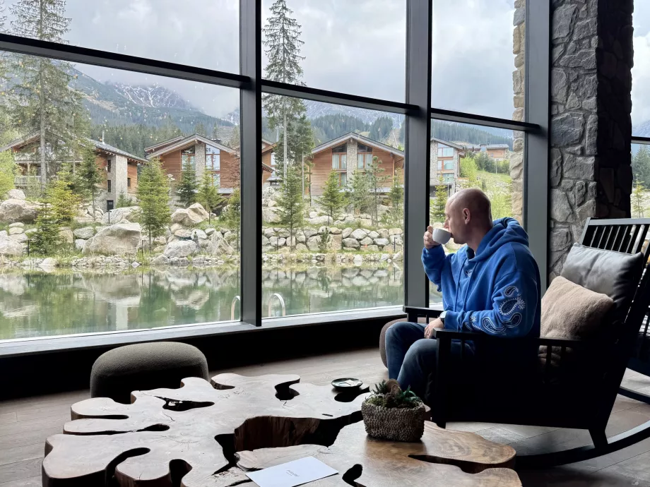 Lobby z widokiem na Tatry Niskie