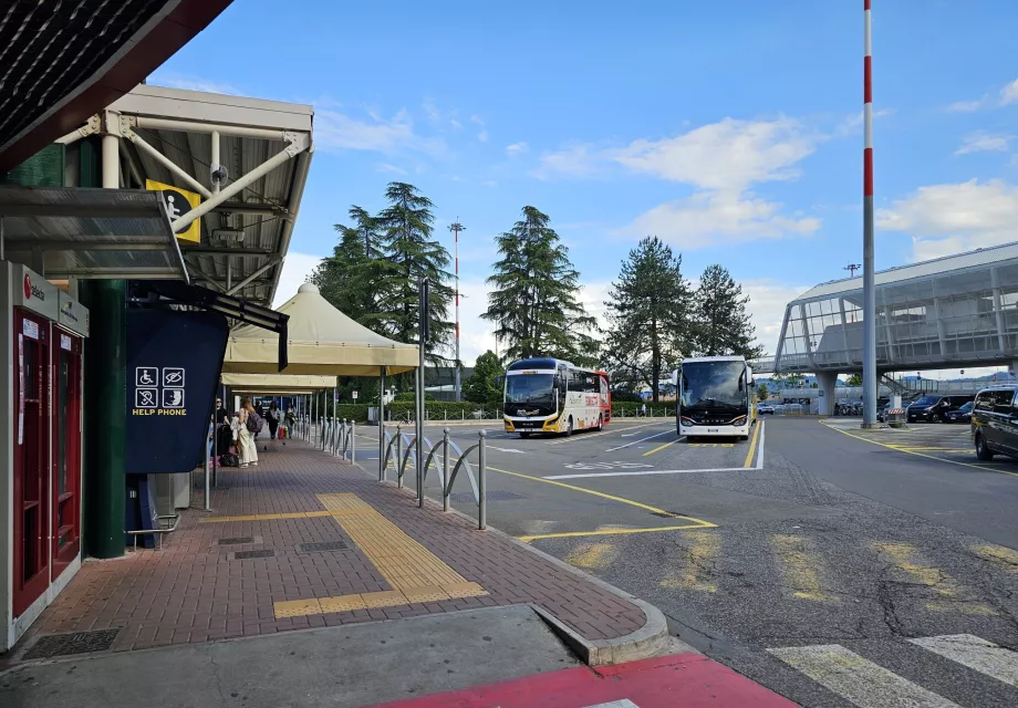 Przystanek dla autobusów dalekobieżnych, nocnych i linii 54