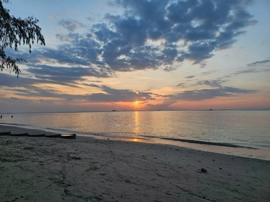 Zachód słońca na plaży Zen