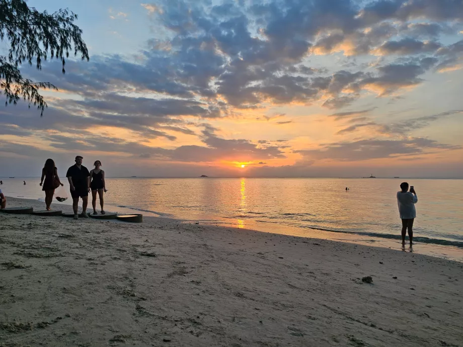 Zachód słońca na plaży Zen