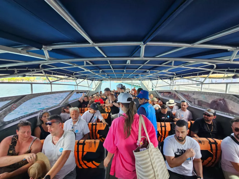 Wnętrze łodzi motorowej Koh Phangan - Koh Samui