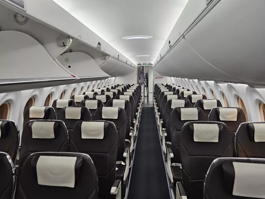 Airbus A220, kabina ekonomiczna