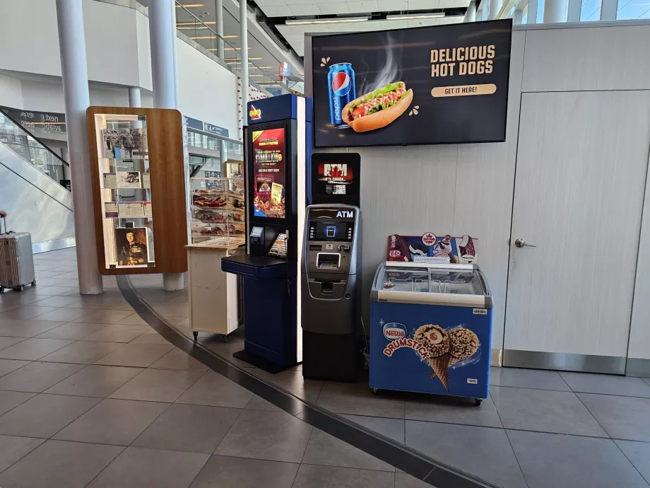 Bankomat w hali przylotów