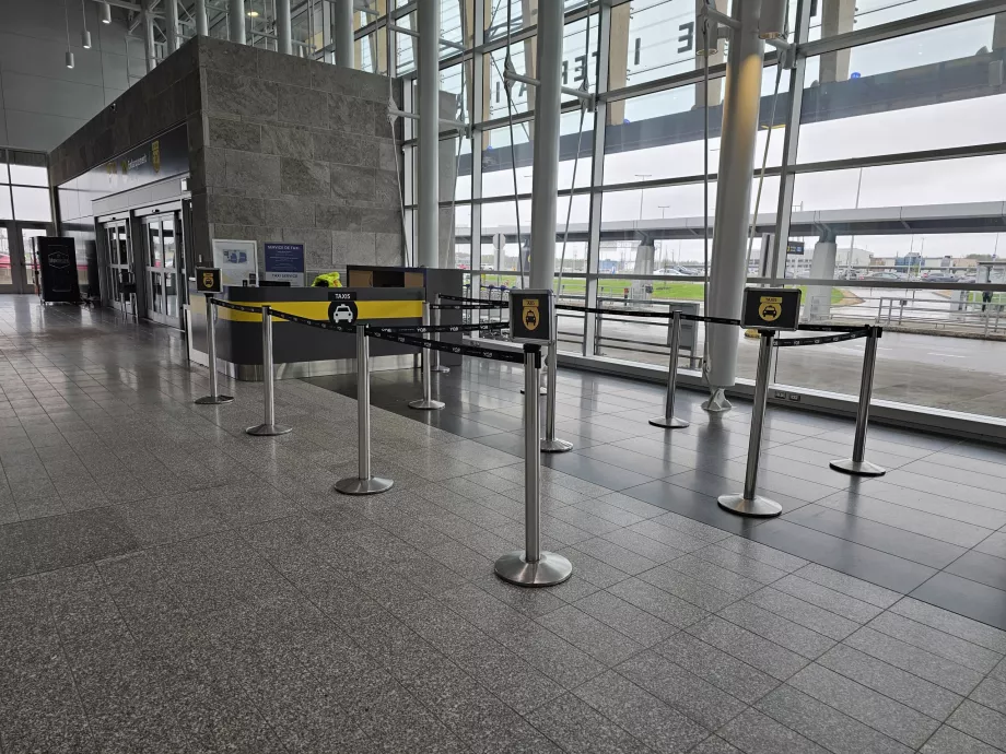 Postój taksówek w hali przylotów
