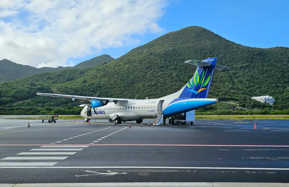 Samolot ATR72 na lotnisku Saint Martin SFG